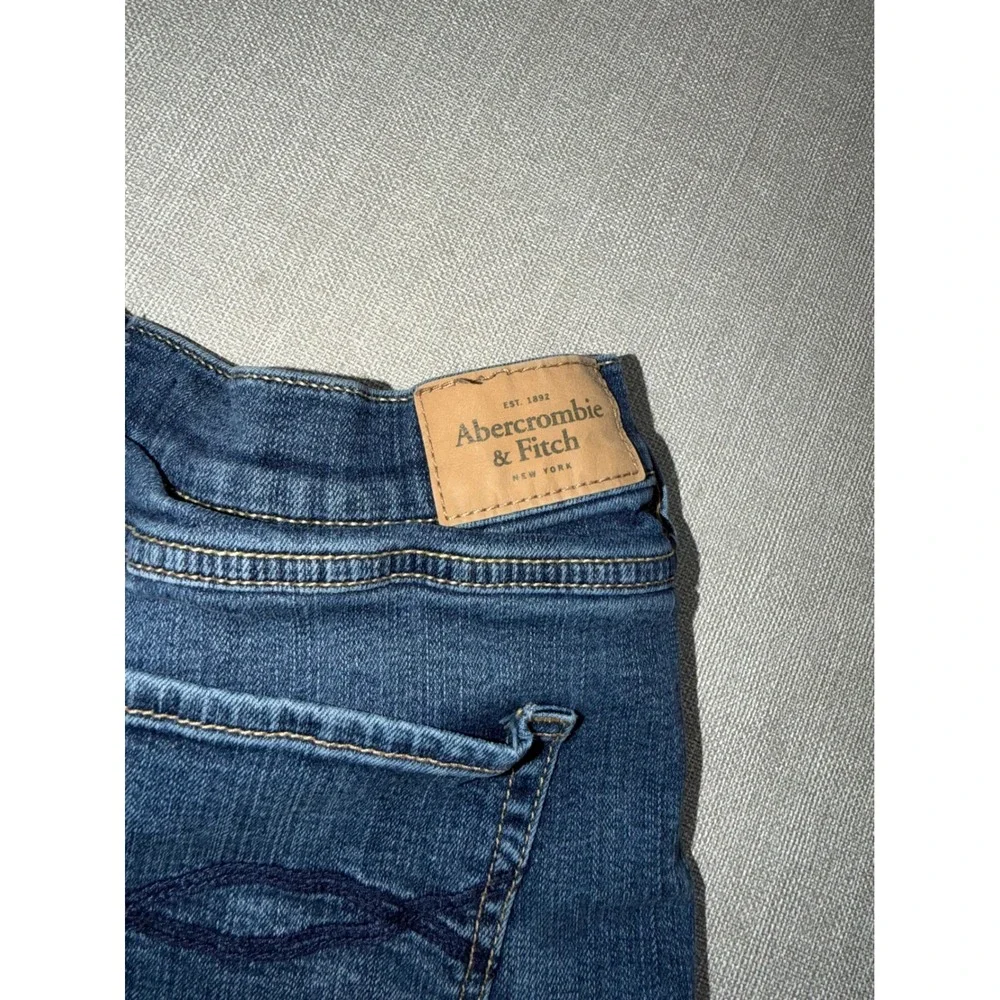 Abercrombie & Fitch Womens Medium Wash Low Rise Cuffed Denim Shorts Size 6 28